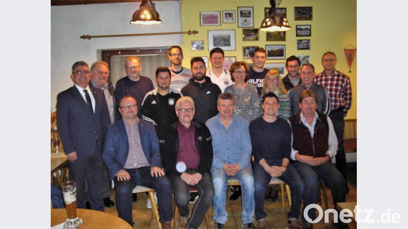 Der Vorstand und der Vereinsrat des FC Freihung mit Vorsitzendem Jürgen Grundler (sitzend Mitte). Bild: rth