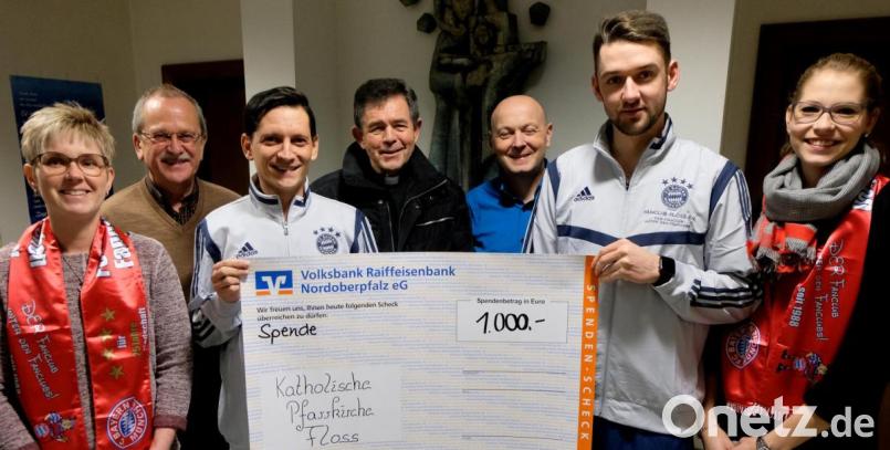 "Tausend Dank", sagen die Vertreter der katholischen Pfarrgemeinde St. Johannes der Täufer für 1000 Euro Spende vom Bayern-Fanclub . Das Geld soll für die Sanierung des Treppenaufganges zur Pfarrkirche verwendet werden. Von links: Initiatorin Marina Höfner, Kirchenpfleger Josef Rosner, Benni Reber, Pfarrer Max Früchtl, Stefan Kreiner, Florian Stadler und Lisa Maria Rast. Bild: le