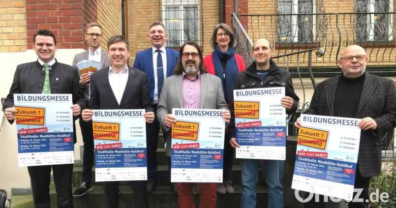 Thomas Ebeling, Florian Schmid, Wolfgang Reif, Manuel Lischka, Michael Wölfel, Susanne Plank, Armin Erben und Peter Wild (von links) werben für die 18. Bildungsmesse am 9. und 10. Februar in der Stadthalle Maxhütte-Haidhof. Bild: Hirsch