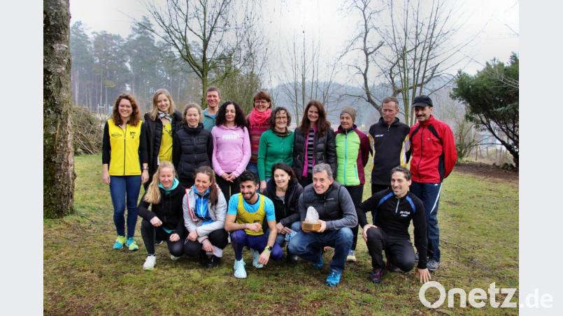 Die Besten der verschiedenen Klassen mit der MTP-Vorsitzenden Denise Tumovec (stehend, links). Shako Rahmanpour vom MTP Hersbruck (knieend, Dritter von links) lief die schnellste Zeit des Tages. Bild: ds