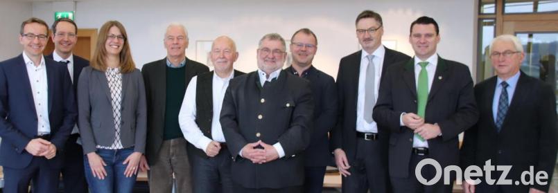 Ökostrom aus dem Landkreis Schwandorf: Thomas Oppelt, Ingo Schroers und Katrin Gugel vom Bayernwerk stellten zusammen mit den Bemo-Verantwortlichen Arnold Kimmerl, Ernst Bräutigam, Armin Schärtl, Herbert Werner und Hans Prechtl (von links) die Firma Bemo–Regiostrom vor. Zustimmung gab es von Nabburgs stellvertretendem Bürgermeister Kurt Koppmann (rechts) und Landrat Thomas Ebeling (daneben). Bild: Thomas Dobler
