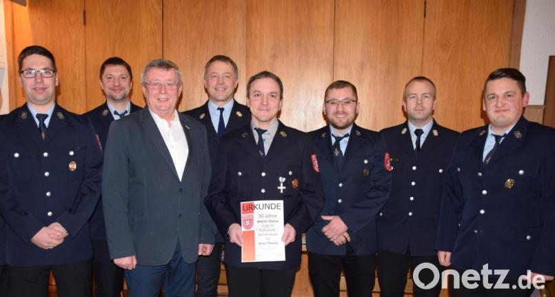 Nach den Wahlen und Ehrungen bei der Feuerwehr Kürmreuth-Hannesreuth stellen sich (von links) der neue Vorsitzende Andreas Winter, Erwin Schinhammer, Bürgermeister Hans Koch, Kommandant Thomas Kogelbauer, der für 30 Jahre bei der Feuerwehr ausgezeichnete Thomas Kraus, Andreas Pirkl, Michael Schmidt und Daniel Kederer zum Erinnerungsfoto. Bild: wku