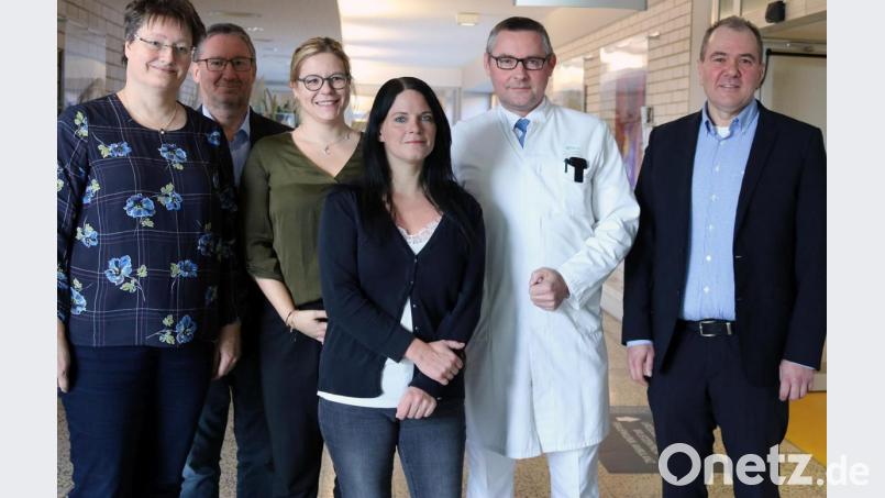 Isabella Panzer ist die erste Klinikstudentin, die nun am Klinikum Fichtelgebirge in die Facharztausbildung startet. Im Bild von links Martina Busch, Siegfried Kießling, Nina Ziesel, Isabella Panzer, Dr. Philipp Koehl und Alexander Meyer. Bild: Klinikum Fichtelgebirge/exb