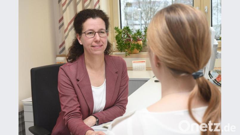 Eine Mitarbeiterin von Margot Salfetter im Beratungsgespräch: Schulabgänger sollten sich frühzeitig Gedanken über ihre berufliche Entwicklung machen. Für Gymnasiasten kann dabei auch die klassische Berufsausbildung eine sinnvolle Basis sein. Bild: Gabi Schönberger