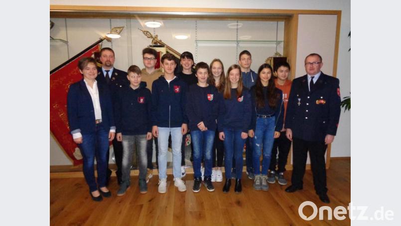 Bürgermeisterin Sonja Meier, Kommandant Peter Killermann (von links) und Jugendwart Thomas Ettl (rechts) überreichten Ehrungen an die Jugendgruppe der Feuerwehr Winklarn. Bild: amö