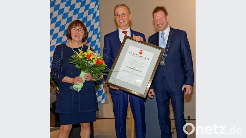 Bürgermeister Alwin Märkl (rechts) verlieh dem Landarzt Dr. Reiner Albrecht für seine Verdienste um Freudenberg die Gemeinde-Verdienstmedaille in Silber. Über die Auszeichnung freute sich auch Albrechts Frau Liesel. Bild: sche