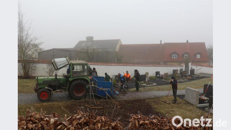 Viele fleißige Helfer sorgten für Ordnung am Kastler Friedhof. Bild: rpp