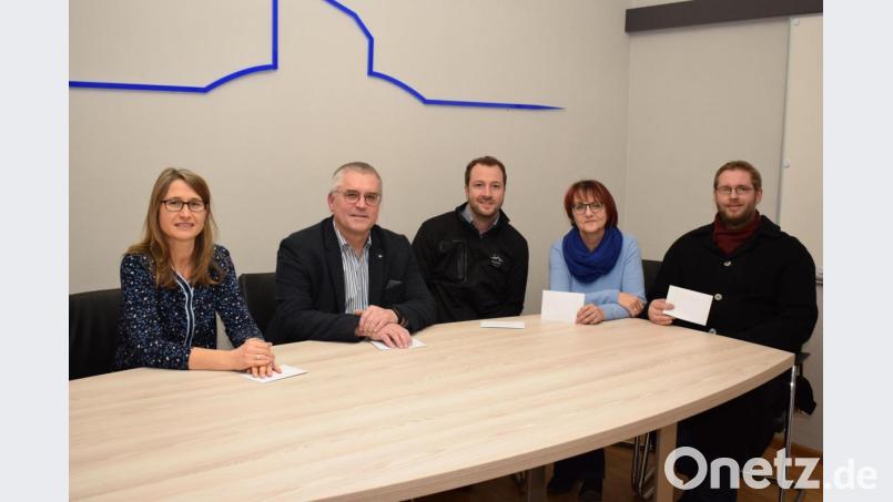 Geteilte Freude ist doppelte Freude dachte sich Bürgermeister Richard Tischler (Zweiter von links). Er lies fünf Institutionen an seiner Geburtstagsfreude teilhaben. Mit einem Betrag von jeweils 500 Euro überraschte er von links: Daniela Kielhorn, Thorsten Eckert, Gabi Schönberger und Gerhard Pamler. Arnold Kimmerl war zu diesem Termin verhindert. Bild: bnr