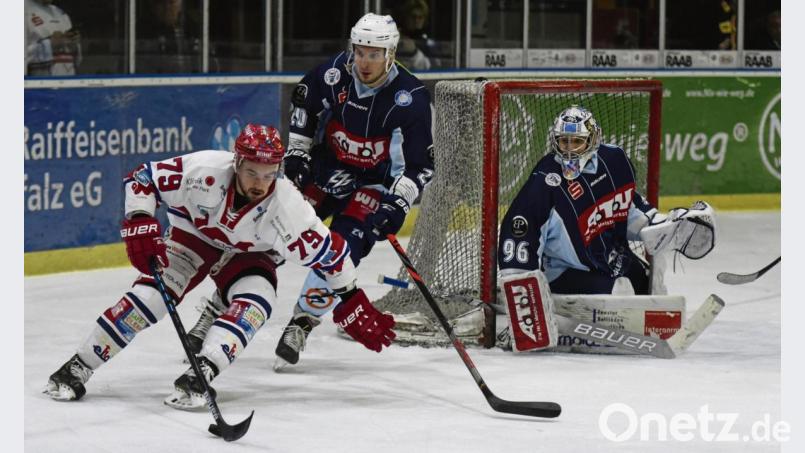 Die Blue Devils (im Bild Verteidiger Adam Schusser und Goalie Daniel Filimonow) sind nach dem 4:3-Sieg gegen Deggendorf (vorne Kyle Osterberg) zurück im Rennen um Platz acht. Die nächsten Gegner sind am Freitag zu Hause die Starbulls Rosenheim und am Sonntag auswärts der EC Peiting. Bild: gb