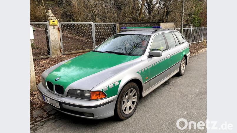Dieser BMW ist regelmäßig in Sulzbach-Rosenberg unterwegs. Er sieht einem Polizei-Einsatzwagen sehr ähnlich. Möglicherweise handelt es sich sogar um ein ausrangiertes Modell der Polizei. Bild: Petra Hartl