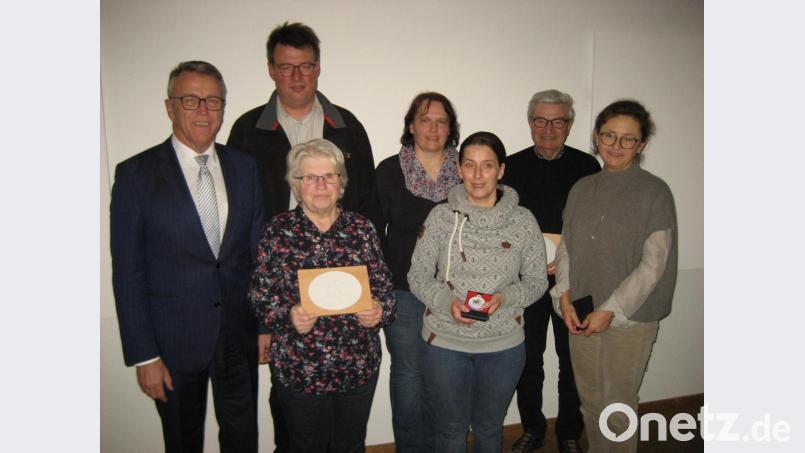 Die Ehrung langjähriger Mitglieder und Wegbegleiter war eine der letzten Amtshandlungen von Hubert Brech (Zweiter von links) als TSC- Vorsitzender. Ausgezeichnet wurden von Brech und Bürgermeister Stahl (von links) Elisabeth Ruf, Gerlinde Jähring, Sigrid Marx, Gerhard Legat und Ute Gleißner. Bild: rbg