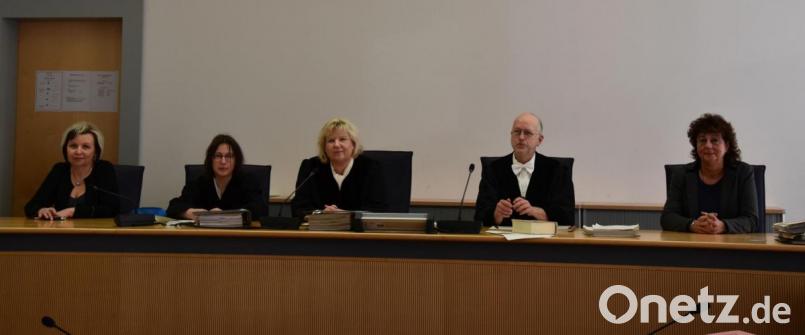 „So auch noch nicht erlebt“: Vorsitzende Richterin Dr. Bettina Mielke (Mitte) bewahrt am Donnerstag ihre gute Miene. Bild: ca