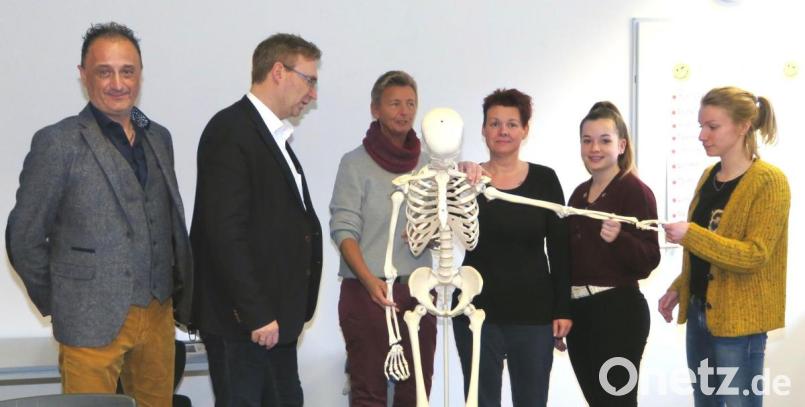 Schülerinnen der Altenpflegeschule Döpfer diskutierten mit MdL Alexander Flierl (Zweiter von links) über Gesundheitsfragen. In der Mitte Lehrerin Manuela Oberloher. Links Schulleiter "Altenpflege" Martin Gleixner. Bild: Hirsch