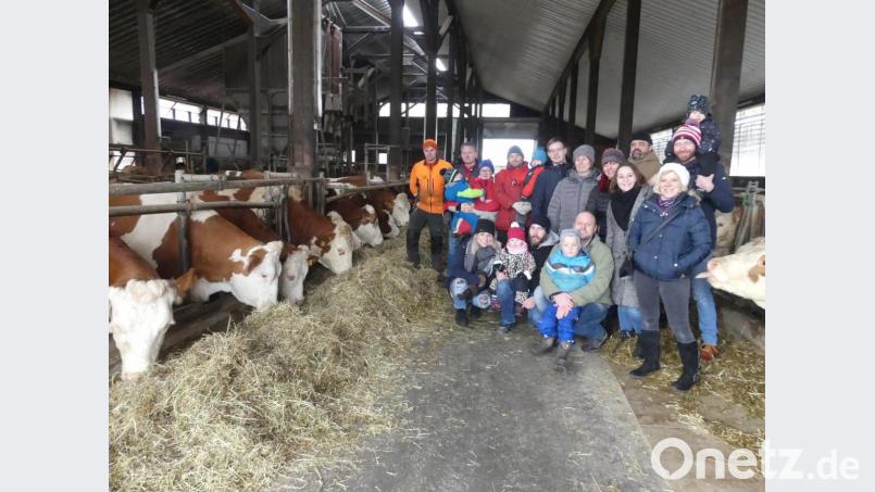 Auf glückliche Küche treffen die ÜCWler beim Besuch des Anwesens von Roland Völkl (hinten, Dritter von links). Bild: rn