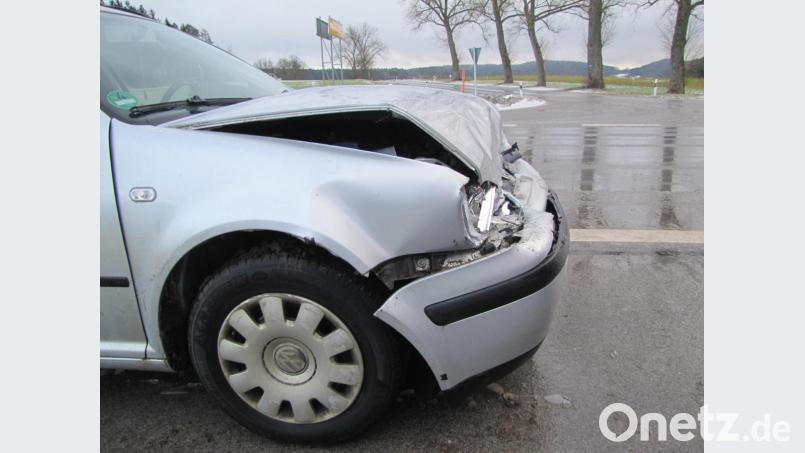 Mit Sommerreifen war am Mittwoch bei winterlichen Straßenverhältnissen ein 33-Jähriger mit seinem Golf auf der B14 unterwegs. Bild: exb