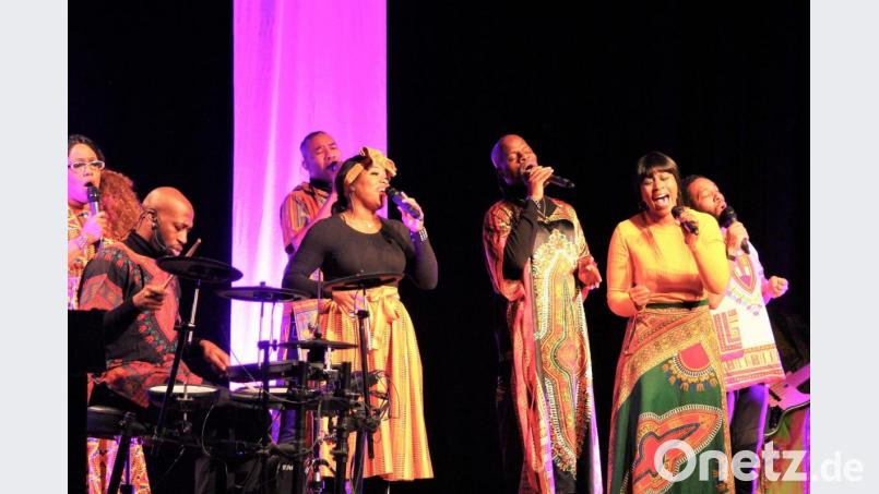 Für einen mitreißenden Abend sorgte &quot;The Best of Black Gospel&quot; in der Fichtelgebirgshalle Wunsiedel Bild: stg