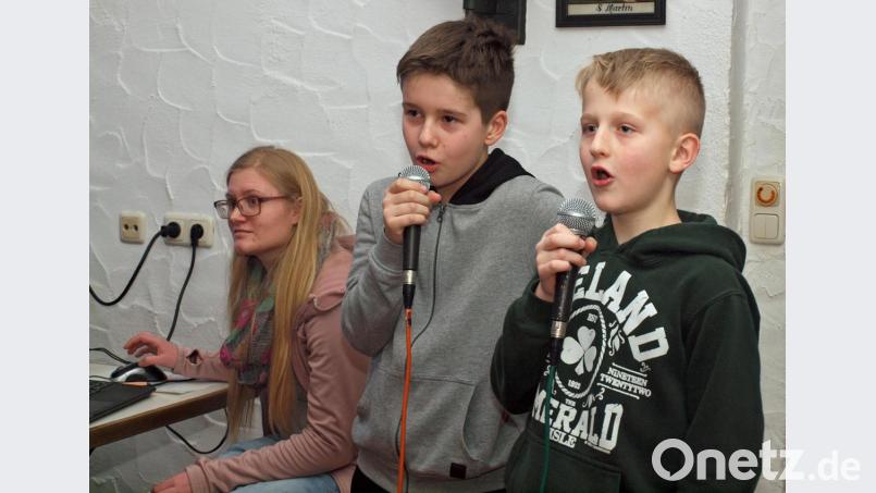 Beim Karaoke schmetterten Moritz und Felix (von rechts) wie Helene Fischer „Atemlos durch die Nacht“. FÖJlerin Franziska sorgte per Laptop für Bild- und Textuntermalung. Bild: sön