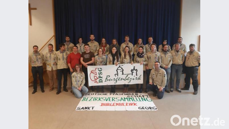 Die Bezirksversammlung des Burgenbezirks fand in Windischeschenbach statt. Die beiden Bezirksvorsitzenden Sophia Windschiegl (kniend, links) und Florian Stangl (kniend, rechts) leiteten die Jahreshauptversammlung. Diözesanvorstand Günther Bäte (rechts) war als Vertreter der Diözese dabei. Bild: wrm
