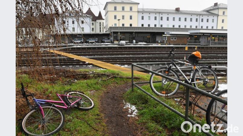 So nah und doch so fern. Noch führt kein direkter Weg vom Lerchenfeld zum Bahnhof. Jetzt gibt es gleich zwei Stadtratsanträge, um das zu ändern. Bild: Gabi Schönberger