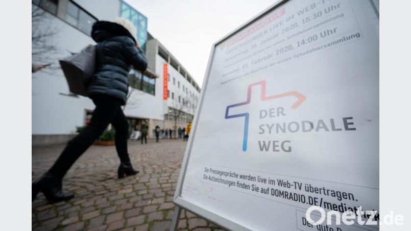 Eine Frau geht zur Veranstaltung &quot;Der Synodale Weg&quot; im Haus am Dom in Frankfurt. Bild: Andreas Arnold/dpa