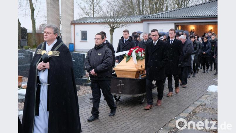 Eine riesige Trauergemeinde nimmt im Friedhof in Oberbibrach Abschied von Johann Schecklmann, einem &quot;Biwricher Urgestein&quot;, wie es in vielen Traueransprachen heißt. Bild: do