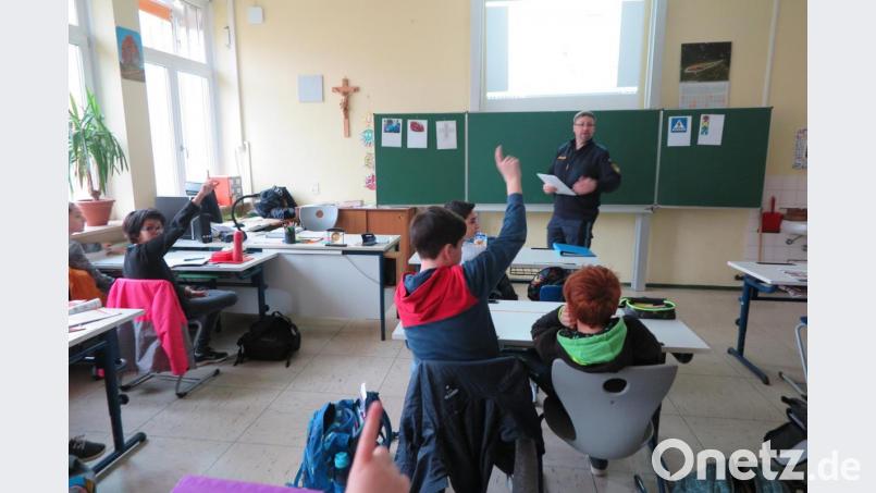 „Fahrradfahren ist nicht ungefährlich“, warnte Polizeihauptmeister Carsten Landgraf die Sechstklässler. Bild: jzk