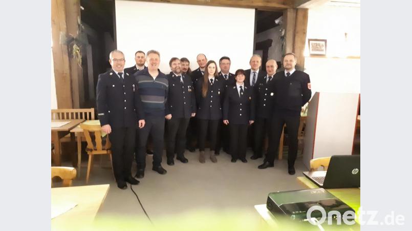 Im Bild: (von links) Hubert Schricker, Felix Käß, Vorsitzender Wolfgang Käß, Hermann Lang, Zeugwart Adolf Selch, Kassier Matthias Wächter, Jugendwartin Franziska Espada, Kommandant Anton Kick, Beisitzerin Tanja Stengl, Bürgermeister Werner Prucker, Kreisbrandmeister Herbert Thurm, Zweiter Kommandant Alexander Schmidt. Bild: exb