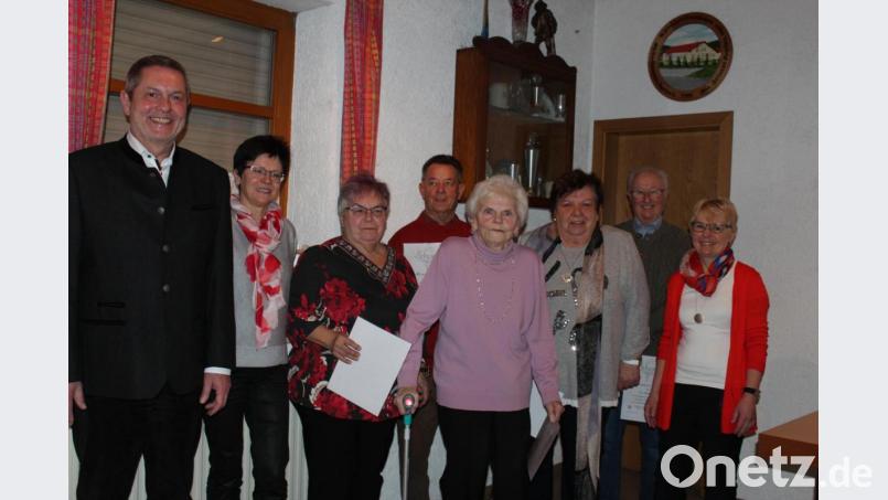 Seit Jahrzehnten halten diese Jubilare dem Behinderten- und Rehabilitationssportverein die Treue. Mit im Bild Ingrid Menzel (rechts), Ingrid Wiesner (links) vom Leitungsteam sowie Bürgermeister Joachim Neuß. Bild: cs