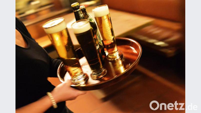 Prost: 9,2 Milliarden Liter Bier haben die deutschen Brauer im vergangenen Jahr verkauft. Bild: Marc Tirl/dpa