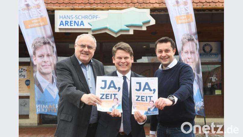 Ehrenkreisvorsitzender Lothar Höher, OB-Kandidat Benjamin Zeitler und Kreisvorsitzender Stephan Gollwitzer stellen das CSU-Programm in der Hans-Schröpf-Arena vor. Auch dieser Ort ist mit Bedacht gewählt. Er soll an die mächtige CSU unter der Ägidie Schröpfs und zugleich an die damals großen Fortschritte in der Stadtentwicklung erinnern, für die das Freizeitzentrum an der Raiffeisenstraße steht. Bild: Gabi Schönberger