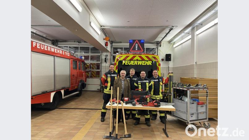 Bürgermeister Karl-Heinz Preißer (Zweiter von links) übergibt die neue Warntafel. Bild: mld