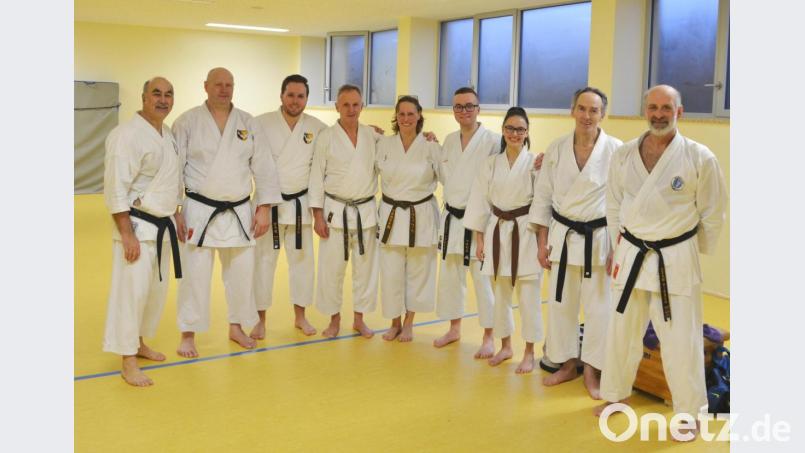 Vohenstraußer Karatekas mit Sensei Helmut Körber (Vierter von links), die sich in Bad Abbach auf den nächsthöheren Dan vorbereiteten. Bild: dob