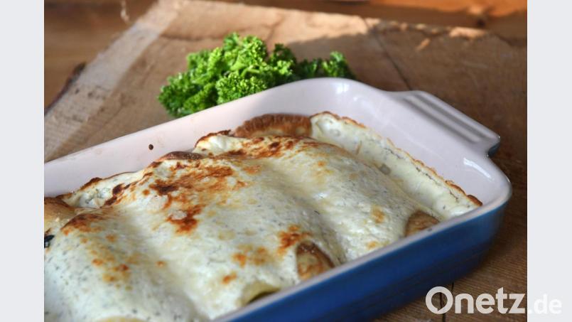 Eine Mischung aus Spinat, Champignons und Zwiebeln füllt die Pfannkuchen. Mit frischem Parmesan und einer Sauce aus Sauerrahm kommen die Rollen in den Backofen. Bild: Gabi Schönberger