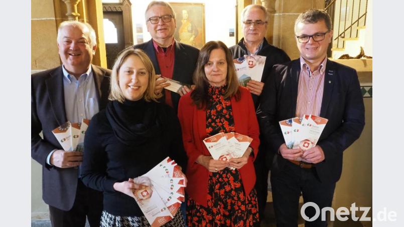Breit gefächert ist das Angebot der Akademie Ostbayern-Böhmen mit Schwerpunkt Gesundheit, das (von links) Josef Schönhammer, Charlotte von Schelling, Hans Fischer, Rosa Schafbauer, Jonas Keilhammer und Bürgermeister Martin Birner im Rathaus präsentierten. Bild: bl