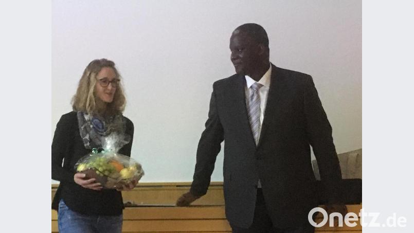 Miriam Beer überreicht Chefarzt Vincent Wanji einen Obstkorb. Bild: mrb