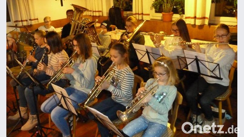 Der Nachwuchs steht bereit: Die Bläserklasse unter der Leitung von Stefan Karl (an der Tuba) eröffnete die Jahreshauptversammlung beschwingt. Bild: Portner