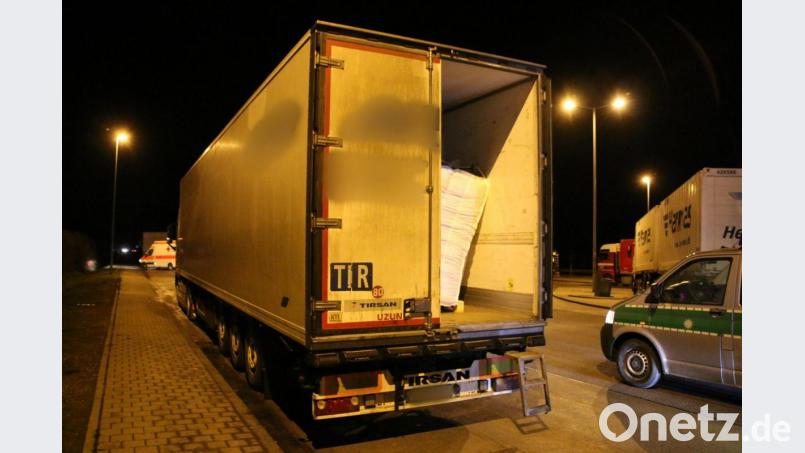 Ein Transporter steht auf einem Autobahnparkplatz Ludergraben mit einer offenen Hintertür. Bild: Andy Eberlein/dpa