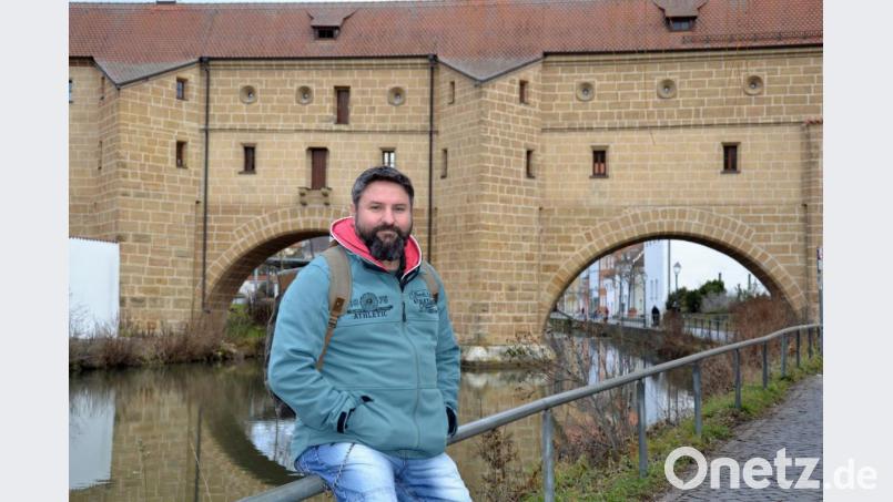 Für einige Tage ist der Australier Anthony Harwood in Amberg zu Besuch: Er hat sich nicht in einem Hotel oder einer Pension einquartiert, sondern übernachtet auf dem Sofa einer Ambergerin. Bild: spw