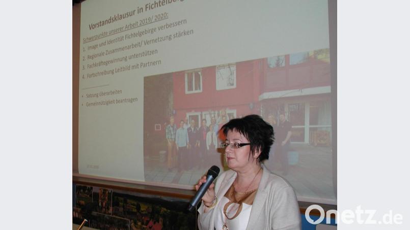 Eine leidenschaftilche und aus Überzeugung arbeitende Kämpferin für die Region: die Vorsitzende des Fördervereins Fichtelgebirge e.V., Sybille Kießling, bei der Jahreshauptversammlung im Mehrzwecksaal in Brand. Bild: ld