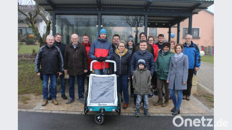 Die Kandidaten der Wählergemeinschaft Sassenreuth und zahlreiche Bürger treffen sich zu dem Wanderausflug zum Aussichtsturm am Kalvarienberg. Bild: sne