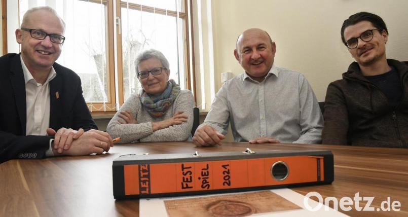 Hahnbach taucht erstmals 1121 in einer urkundlichen Erwähnung auf. Das anstehende Jubiläum will gefeiert werden. Bürgermeister Bernhard Lindner, Heimatpflegerin Marianne Moosburger, Zweiter Bürgermeister Georg Götz und Festspielleiter Jürgen Huber (von links) planen ein Festspiel am Frohnberg. Bild: Petra Hartl