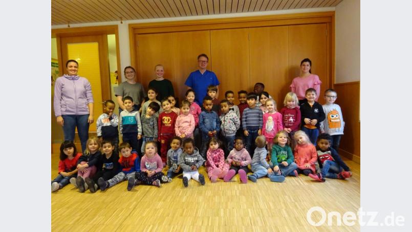 Zahnarzt Dr. Michael Hubrich schaute im Evangelischen Kindergarten vorbei. Bild:  Evangelischen Kindergarten/exb