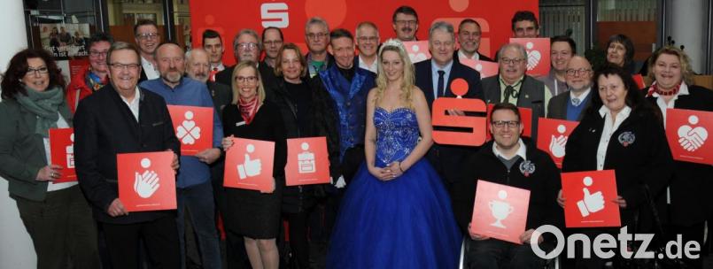 Spenden von insgesamt 16300 Euro erhielten Vereine und gemeinnützige Organisationen aus Amberg und dem Landkreis. Verteilt wurden die Gelder vom Sparkassenvorstand Alexander Düssil (Bildmitte zwischen dem Riedener Faschingsprinzenpaar) und Landrat Richard Reisinger (Zehnter von rechts) Bild: gf