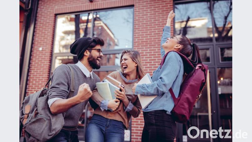 Endlich sind Schule und Uni geschafft, nun kann es mit der Karriere losgehen. Was viele dabei unterschätzen: Auch in jungen Jahren kann man schon berufsunfähig werden, dagegen sollte man sich rechtzeitig schützen. Bild: djd/Allianz Deutschland AG/Getty