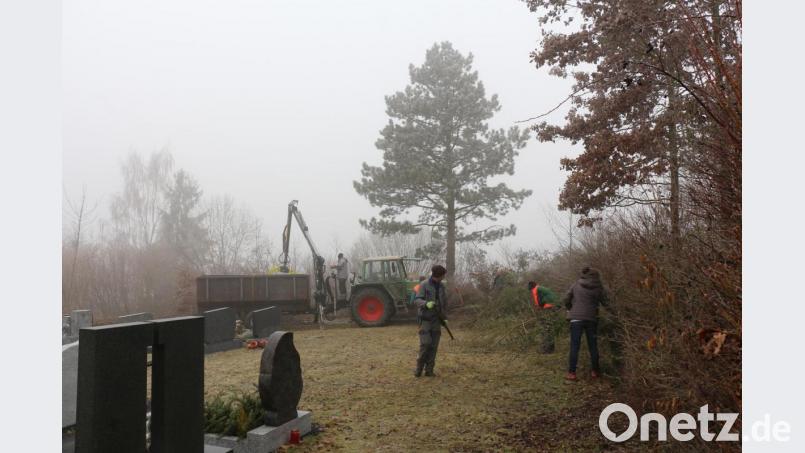 Viele fleißige Helfer sorgten für Ordnung am Kastler Friedhof. Bild: rpp