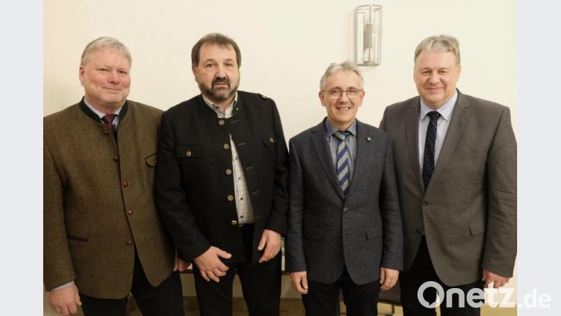 Auf Einladung von Landrat Richard Reisinger (rechts) informierte über die Umsetzung des Volksbegehrens und ein vernünftiges Zusammenspiel von Jäger und Jagdgenossen (von links) der Leiter des Amts für Ernährung, Landwirtschaft und Forsten, Wolfhard-Rüdiger Wicht, Wildlebensraumberater Balduin Schönberger und stellvertretender Amtsleiter Engelbert Hollweck. Bild: usc