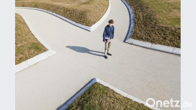In welche Richtung soll es gehen? Für viele Schüler ist die Berufswahl die schwierigste Entscheidung, die sie je getroffen haben. Doch die Sache aufzuschieben, bringt nicht viel. Wichtig ist, früh die eigenen Stärken und Schwächen zu analysieren. Bild: Westend61/Werner Dietrich