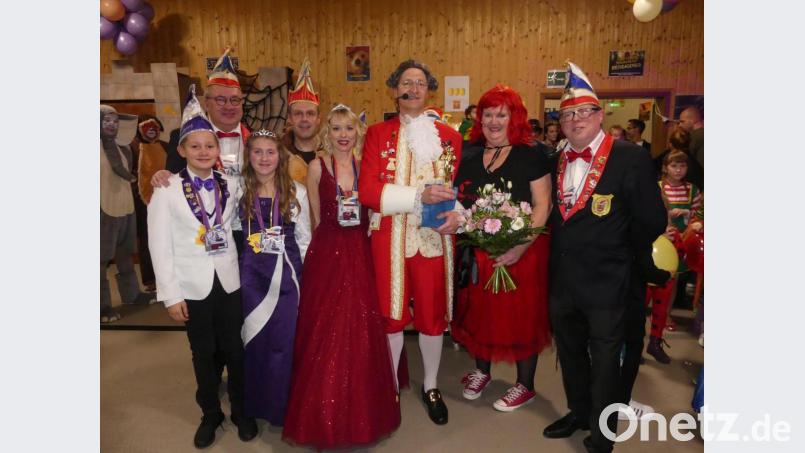 Die Eschenbacher Faschingsgesellschaft (EFG) zeichnet Elisabeth und Markus Eißner (Zweite und Dritter von links) für ihre Verdienste mit einem Oscar aus. Bild: rn