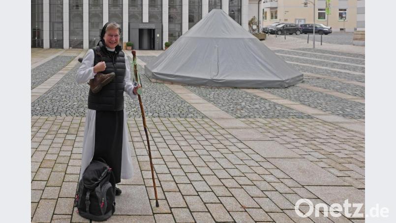 Der Brunnen im Klosterhof ist der Ausgangspunkt für die Pilger-Wanderungen zusammen mit Äbtissin Laetitia Fech. Wanderschuhe, Rucksack und Pilgerstab warten auf ihren ersten Einsatz im kommenden Jahr. Bild: tr