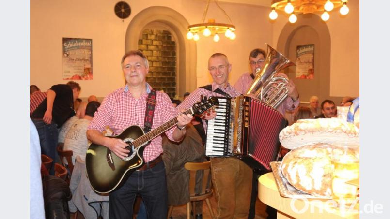 Die Musikanten „Die Zünftigen“ und Maximilian Miedel auf seiner Quetschn spielten beim Schinkenfest zünftig auf. Bild: lrh
